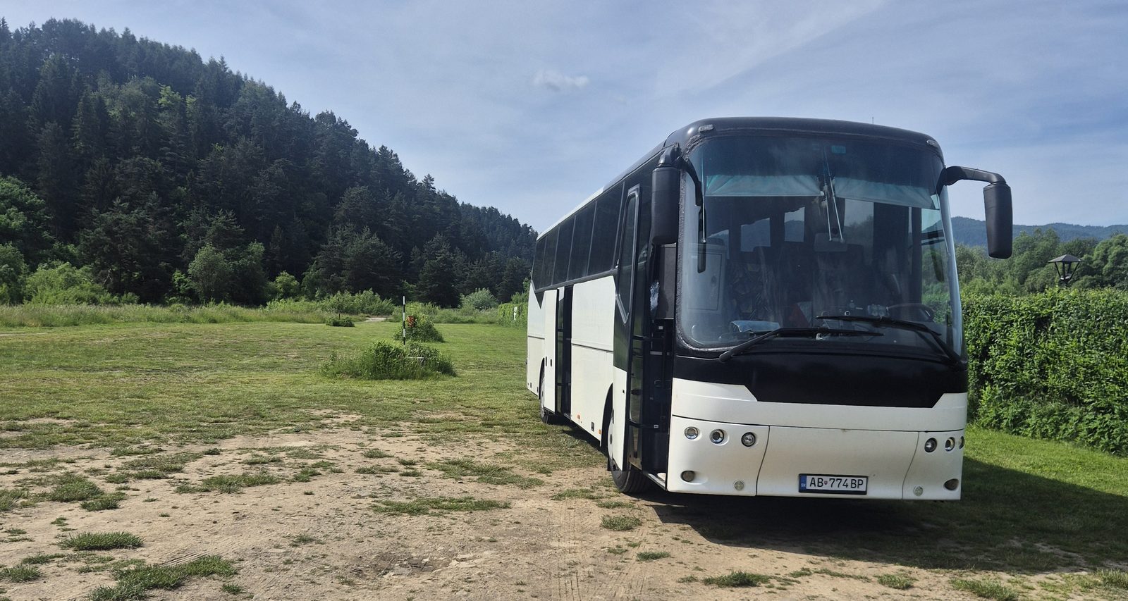 Autobus Trans Assistance pripravený na zájazd